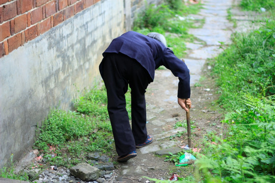 年过90拄拐杖背驼驼背的老奶奶