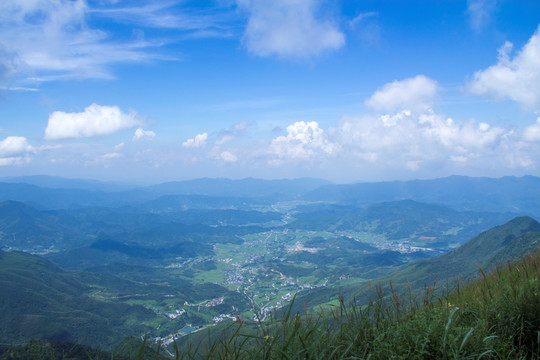 武功山山顶俯视山下