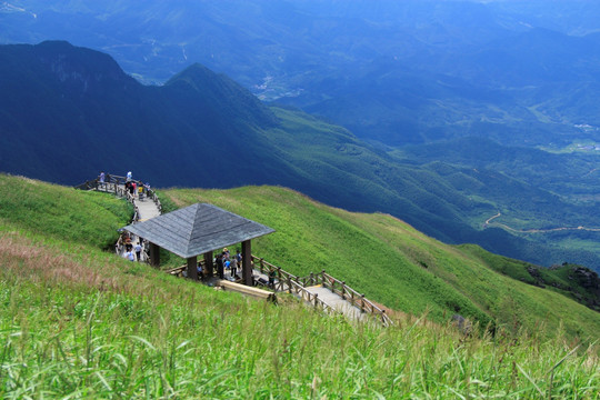 武功山山顶俯视山下