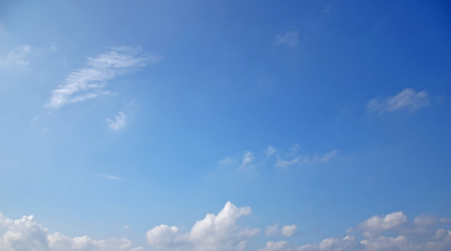 蓝色天空上的薄云