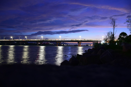 河面上的桥梁夜景图片