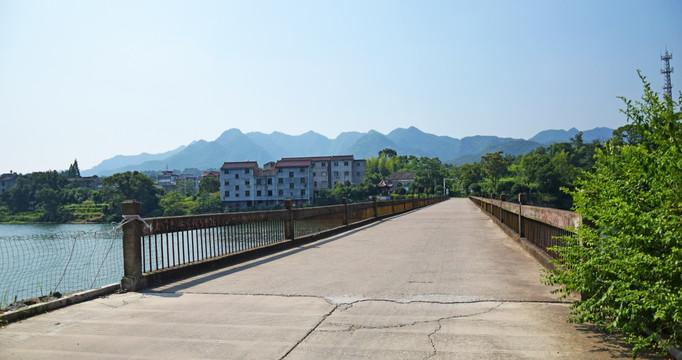 跨越大河的道路