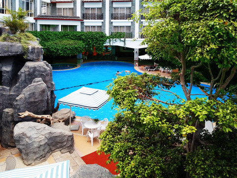 酒店里的露天游泳池