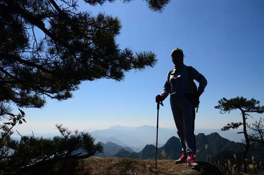 徒步登山者纪念留影