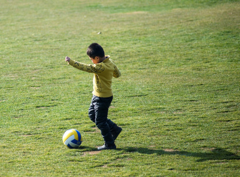 踢足球的小孩