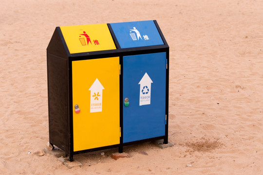 海滩上的垃圾箱