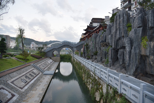 小河流水