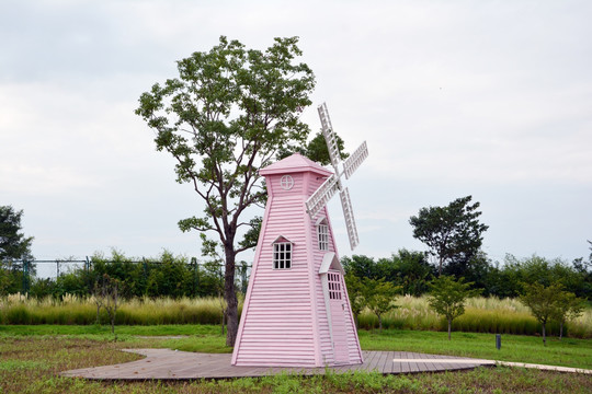 粉色风车木屋