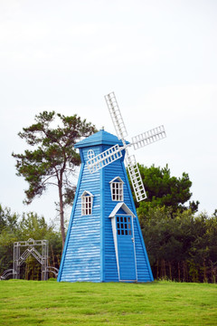 蓝色风车木屋
