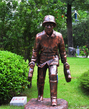 消防员雕塑像