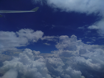 飞机机翼蓝天白云