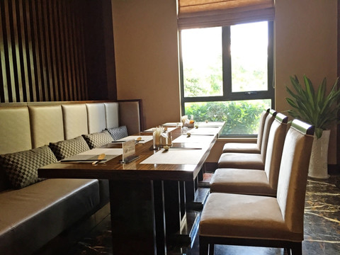 餐厅餐桌