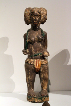 非洲三头女人木雕