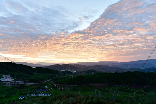 朝霞 山脉