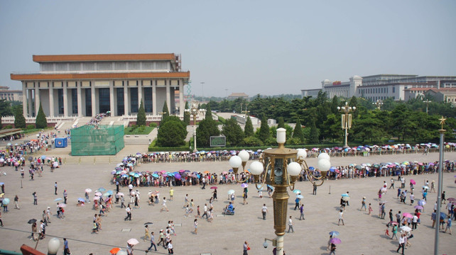 排队参观毛主席纪念堂的游客