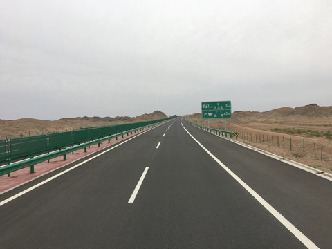 沙漠中的高速公路
