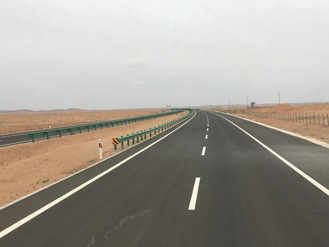 沙漠中的高速公路