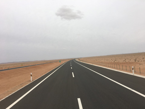 沙漠中的高速公路