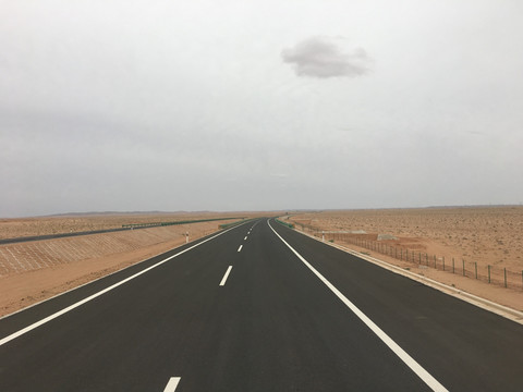沙漠中的高速公路