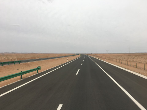 沙漠中的高速公路