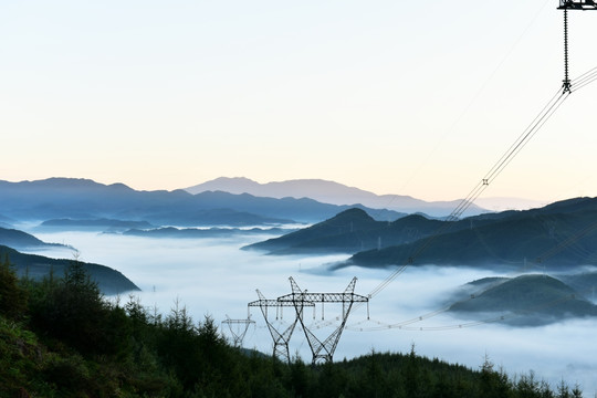 西部山谷云雾