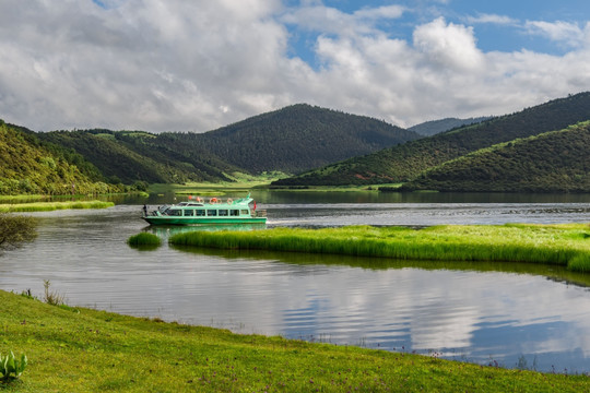 香格里拉属都湖