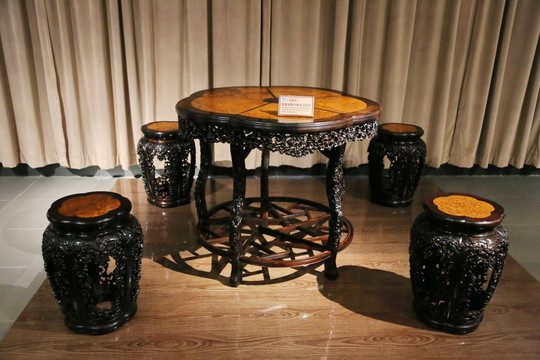 紫檀梅花式圆桌圆凳