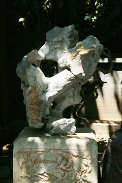 石雕基基座上的太湖石奇石