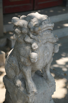 挂铃铛的古代狮子石雕