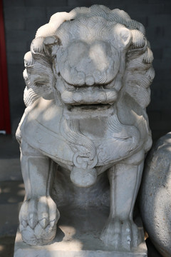 怒目的古代狮子石雕像
