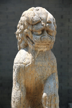 斑驳哭像像的古代狮子石雕