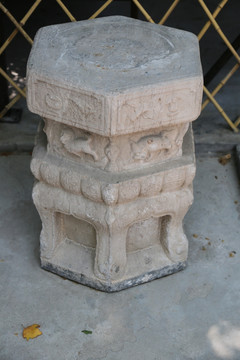 雕狮子六角石柱
