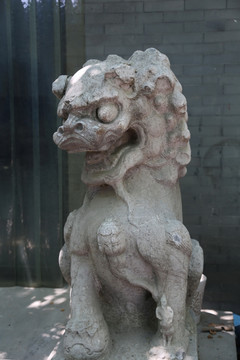 古代廋狮子坐姿石雕