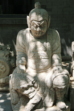 石雕古代武士坐姿雕像