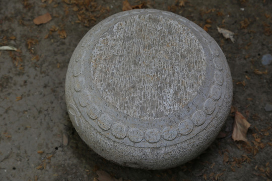 古代圆形房屋基座石桩