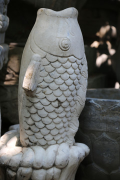鲤鱼图案石雕像