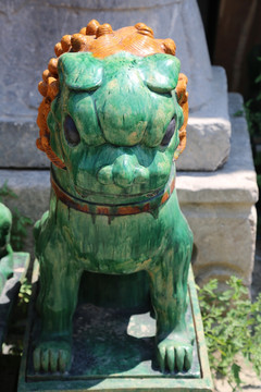 绿色狮子石雕像