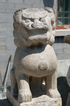 古代张嘴狮子石雕像