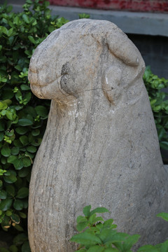 古代石羊雕像