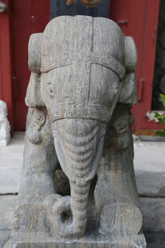 跪象石雕像