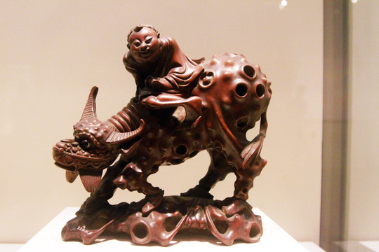 清朝牧童骑牛木雕塑