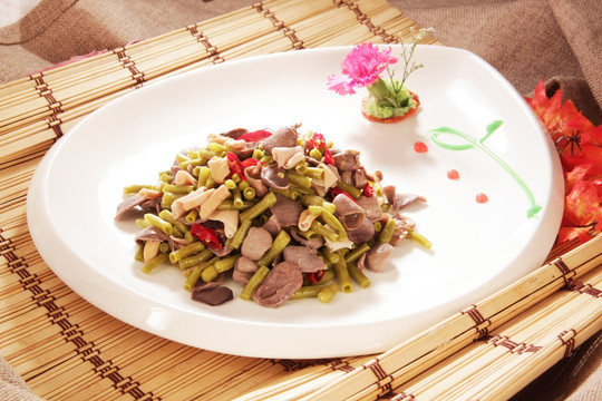 酸豆角炒鸡杂