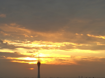夕阳下的郑州福塔