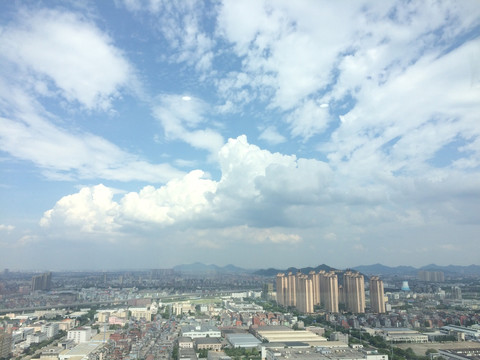 高楼外的蓝天白云