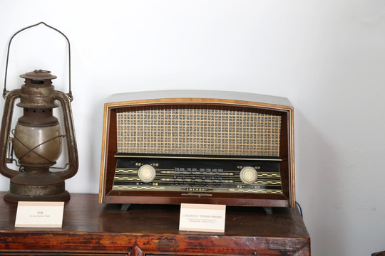 老物件马灯和老式收音机