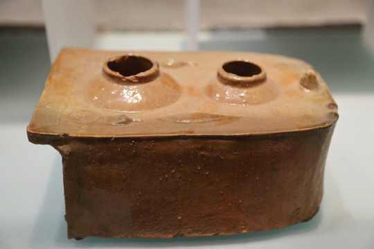汉代的黄釉陶灶灶
