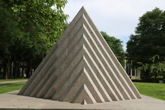 三角形图案水利工程雕像