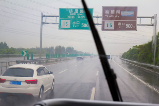 暴雨中行驶在高速公路上