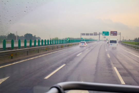 暴雨中行驶在高速公路上