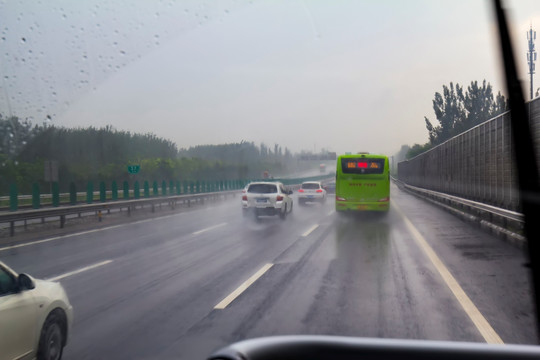 暴雨中行驶在高速公路上